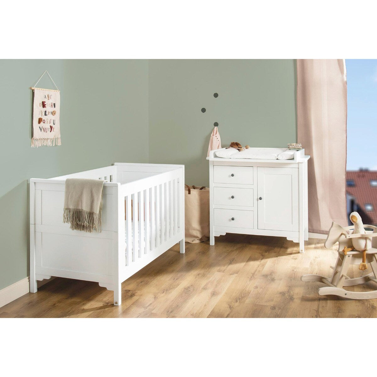Babyseng og stellekommode Chalet bred hvit forfra