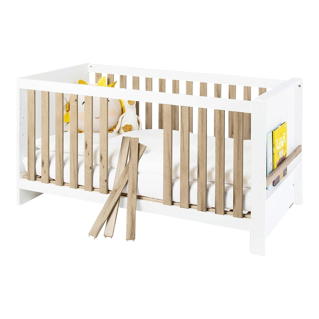 Babyseng og stellekommode Lova bred hvit eik detalj av eik struktur