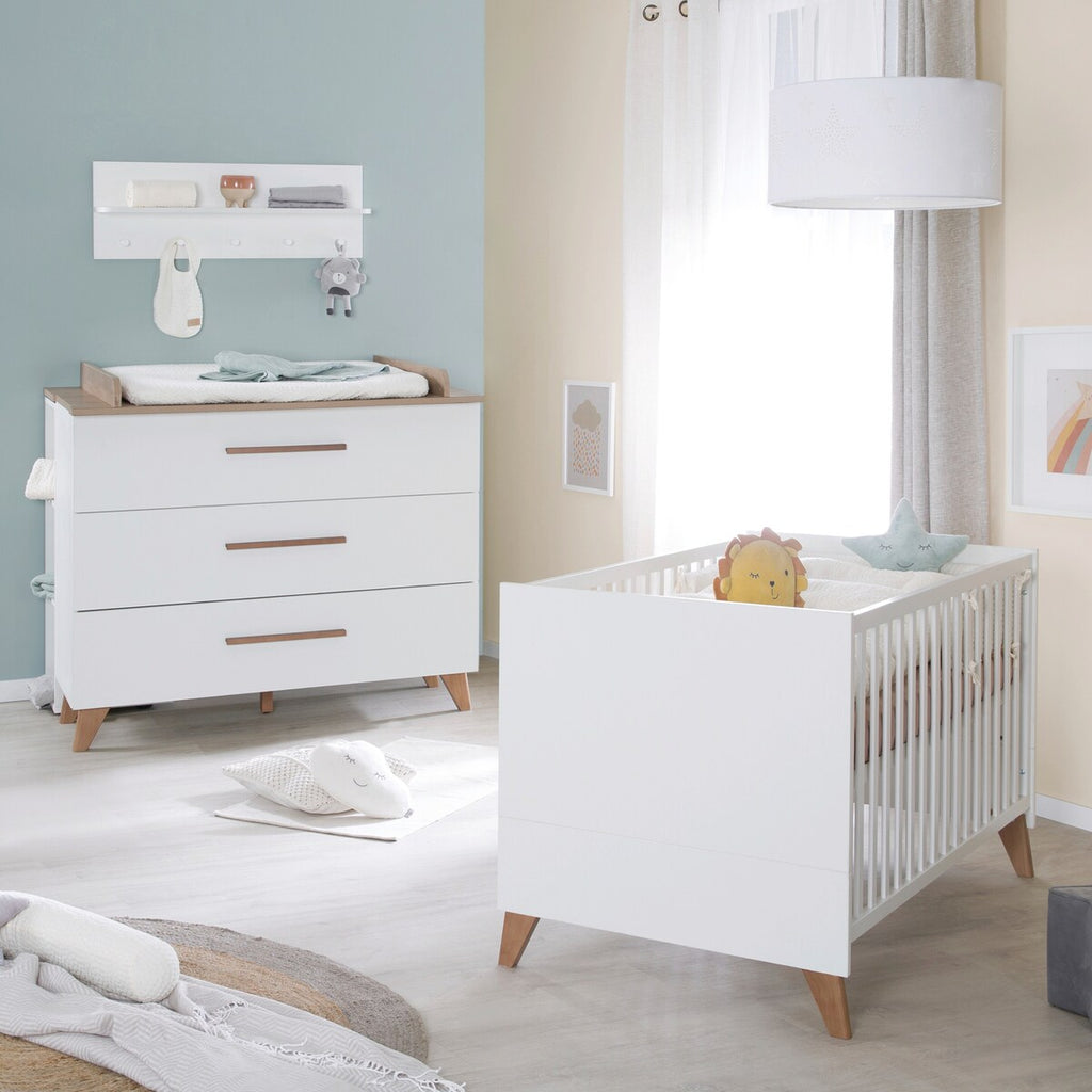Babyseng og stellekommode Ole hvit/mørk eik bakside