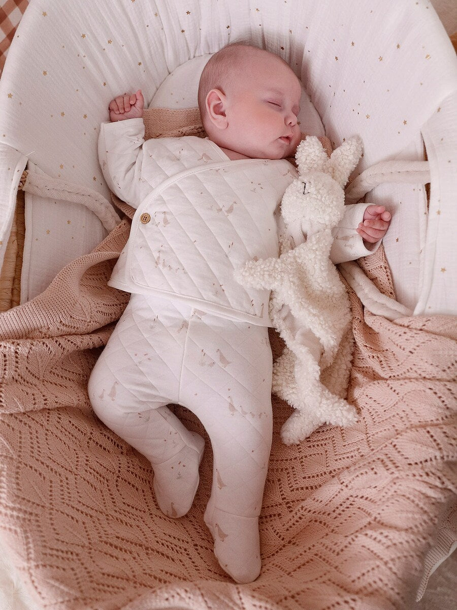 Nærbilde av materiale på babysett kanin koseklut og rangle