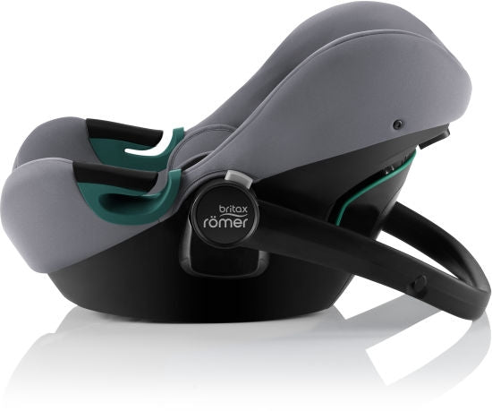 Babystol i-Size fra fødsel til 15 mnd Frost Grey - Britax Römer Baby Safe 3 montert i bil