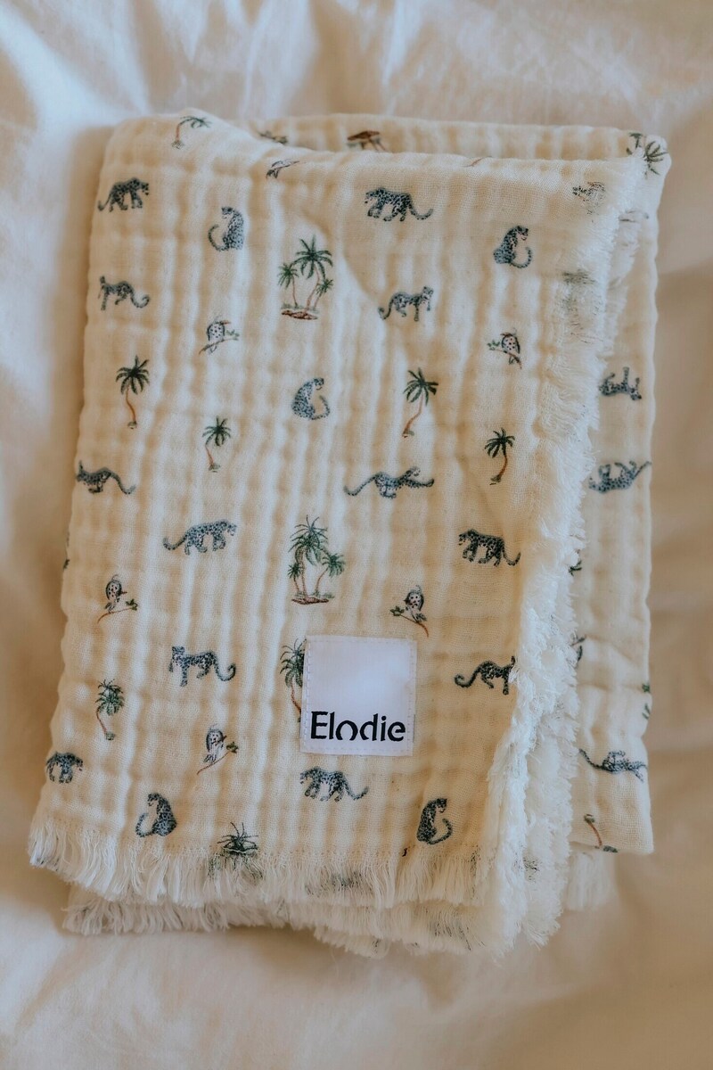 Montert Babyteppe bomull 75x100 cm Garden Leo's Resort Oeko-Tex i barneseng