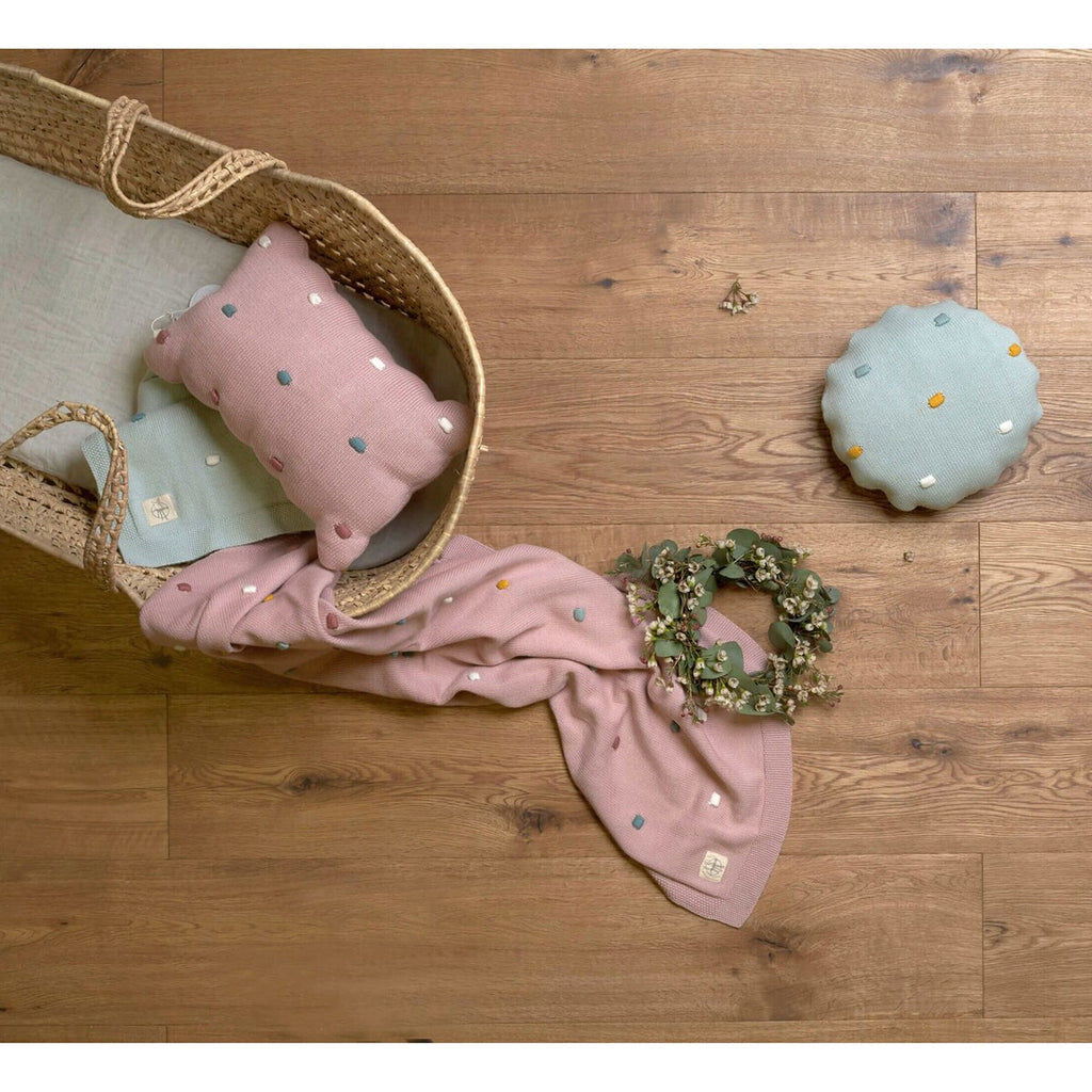 Babyteppe Dots finstrikk 80x110 cm økologisk bomull montert i barnevogn