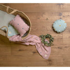 Babyteppe Dots finstrikk 80x110 cm økologisk bomull montert i barnevogn