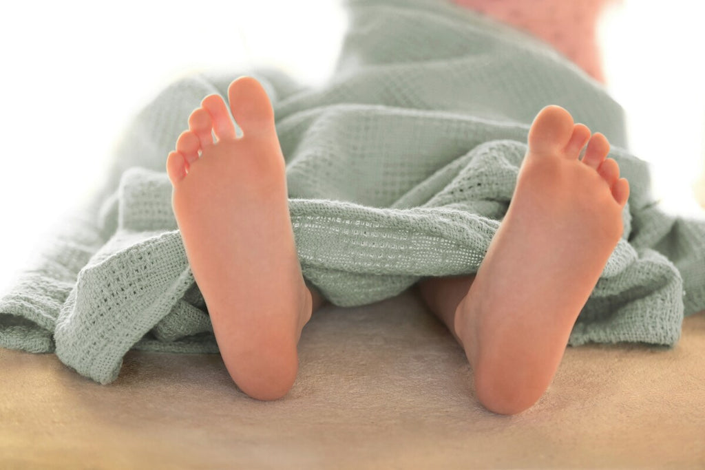 Babyteppe i strikkemønster Lil Planet økologisk bomull detalj av kant