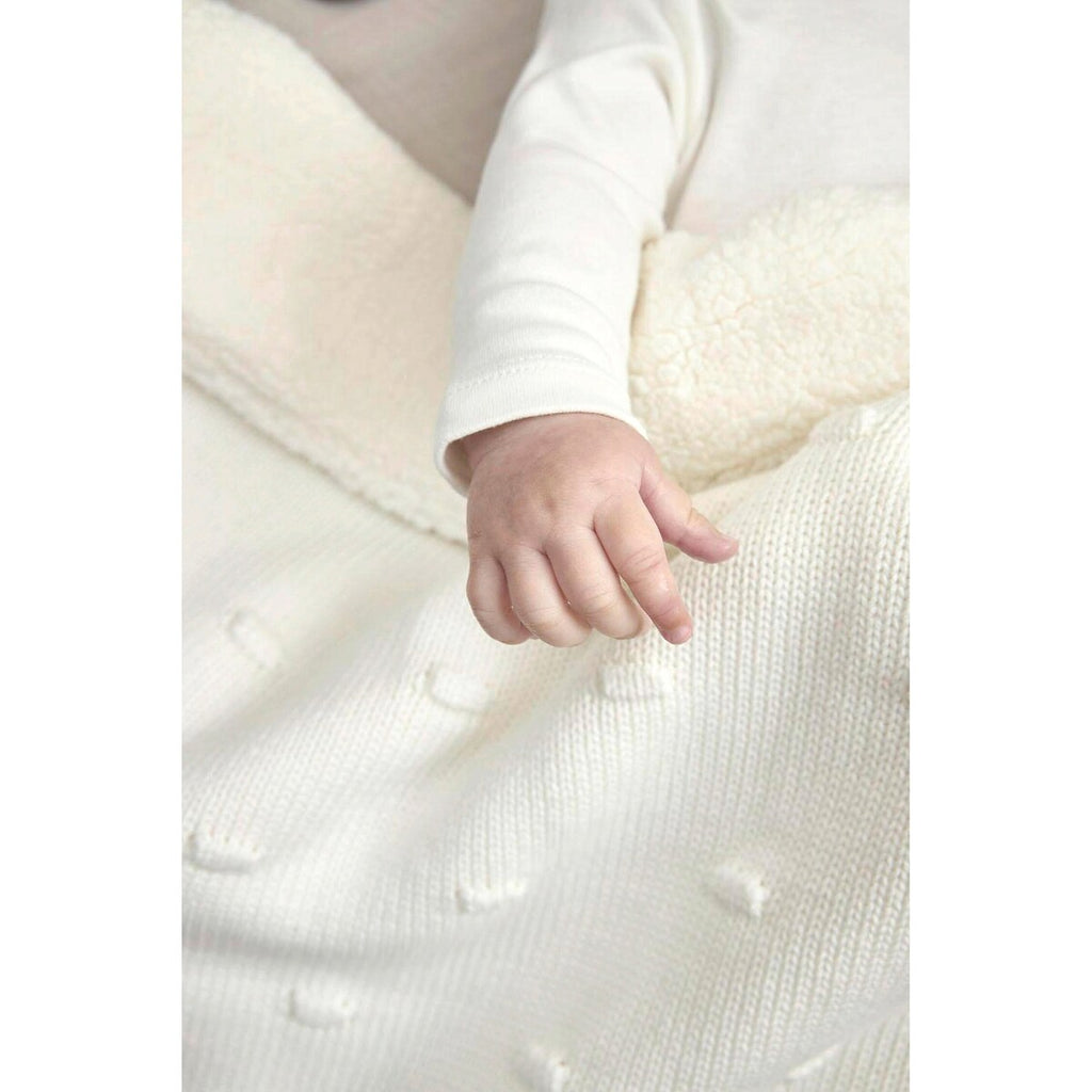 Babyteppe Knots Teddy strikk 75x100 cm Meyco Baby i bruk