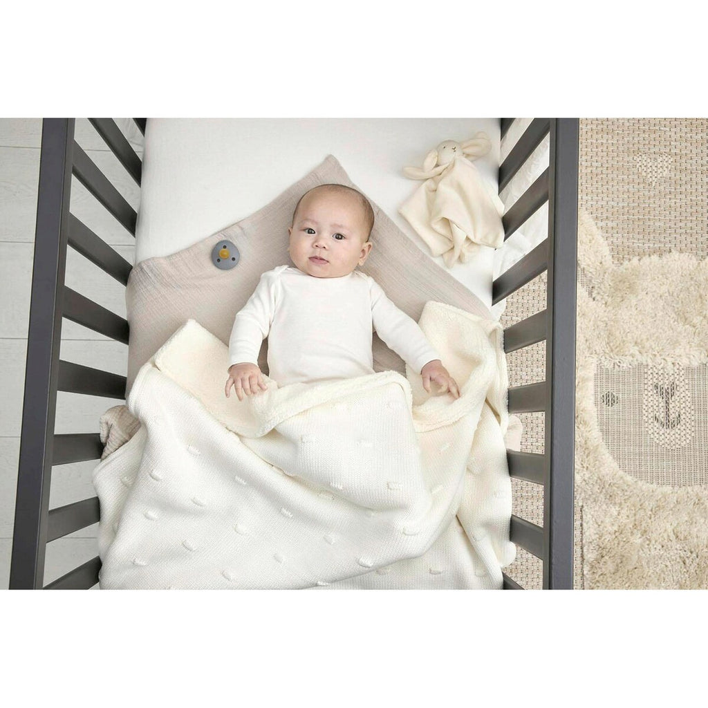 Nærbilde av myk bomullsstrikk på Babyteppe Knots Teddy strikk 75x100 cm Meyco Baby