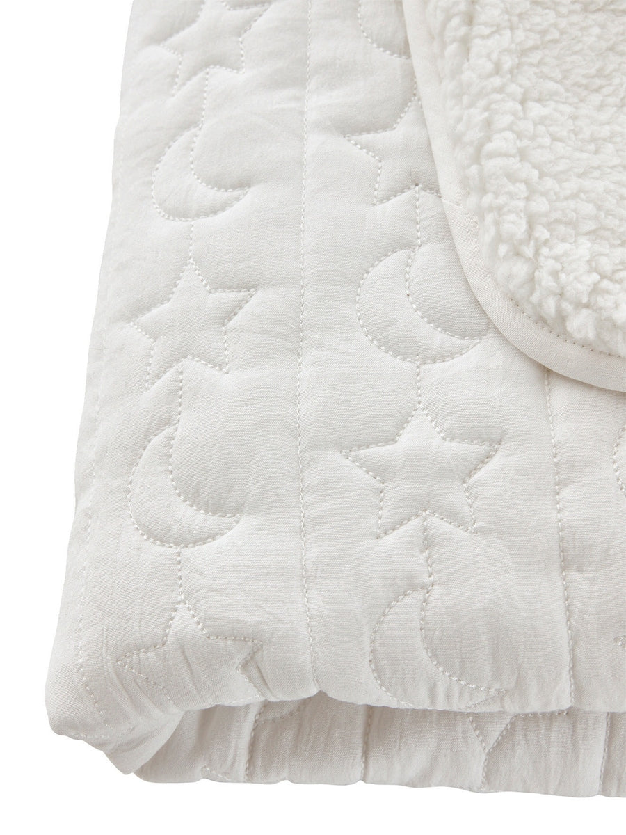 Nærbilde av myk teddyfleece på Babyteppe måne og stjerner med teddyfleece 75x100 cm