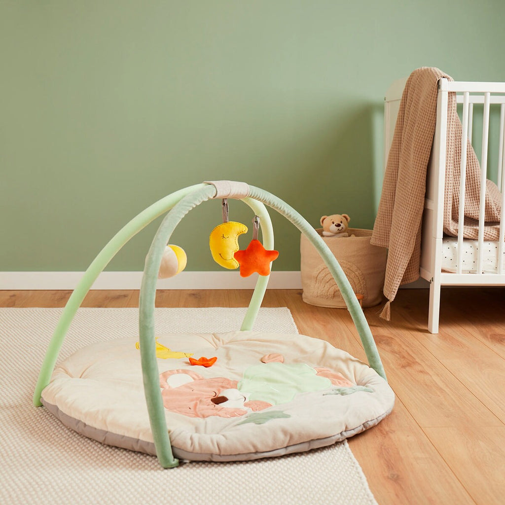 Babyteppe med aktivitetsbue bomull 90x90 cm fra Bieco i bruk