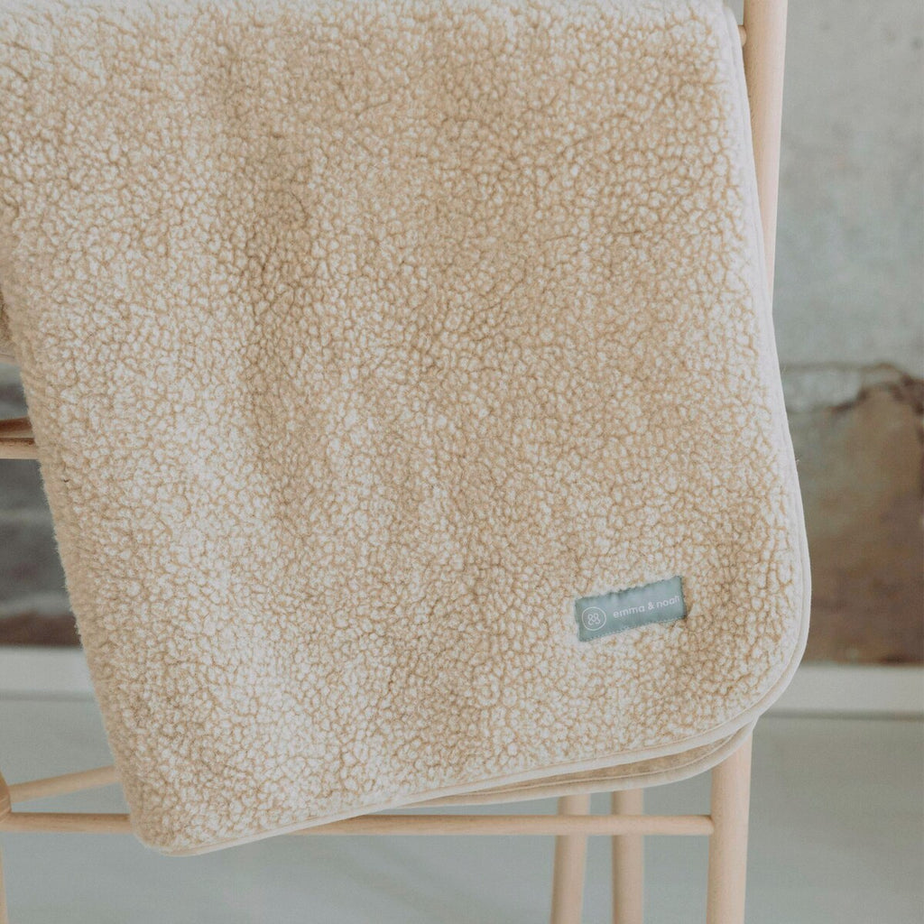 Babyteppe i merinoull-teddy 75x95 cm fra emma & noah bakside