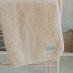 Babyteppe i merinoull-teddy 75x95 cm fra emma & noah bakside