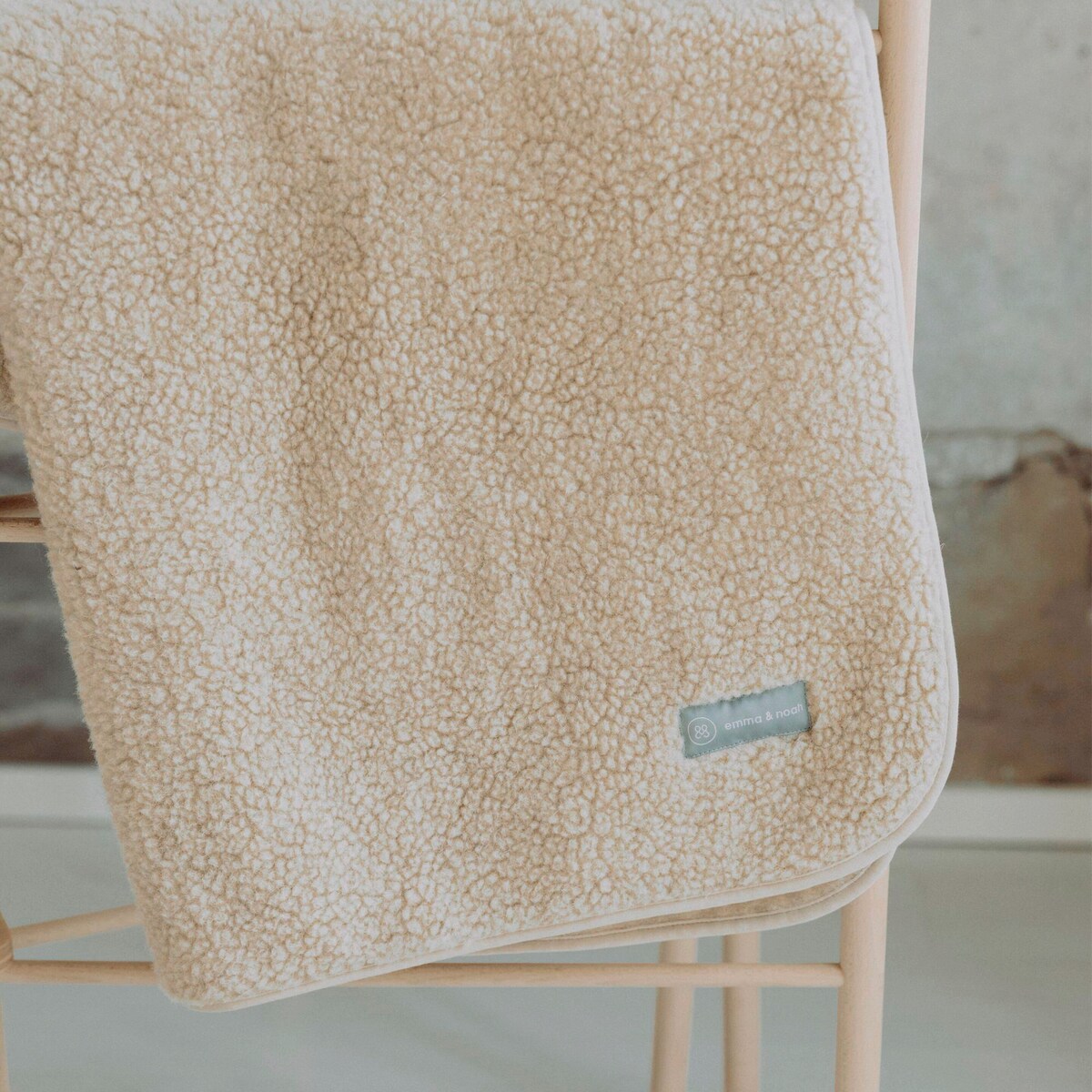 Babyteppe i merinoull-teddy 75x95 cm fra emma & noah bakside