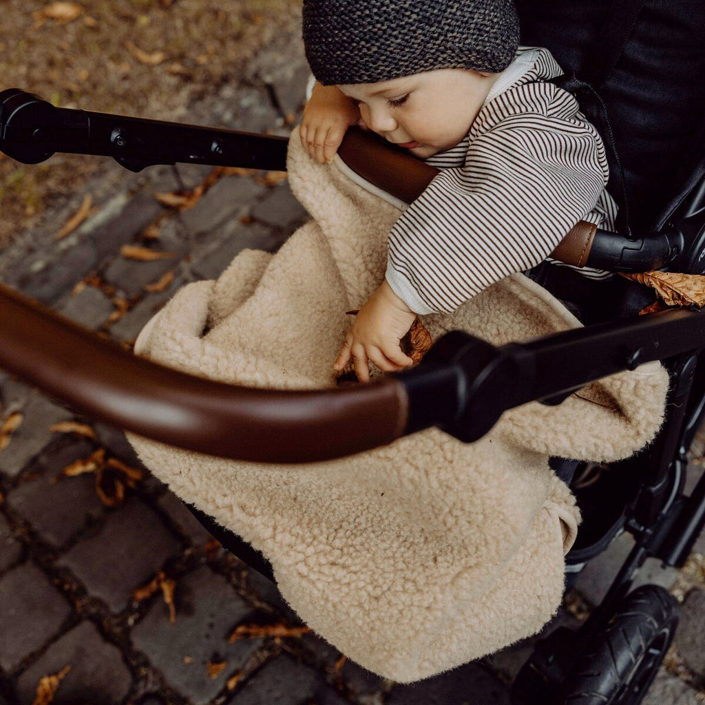 Detalj av Babyteppe i merinoull-teddy 75x95 cm fra emma & noah