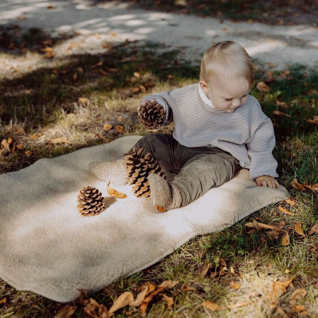 Nærbilde av teddystoff på Babyteppe i merinoull-teddy 75x95 cm fra emma & noah