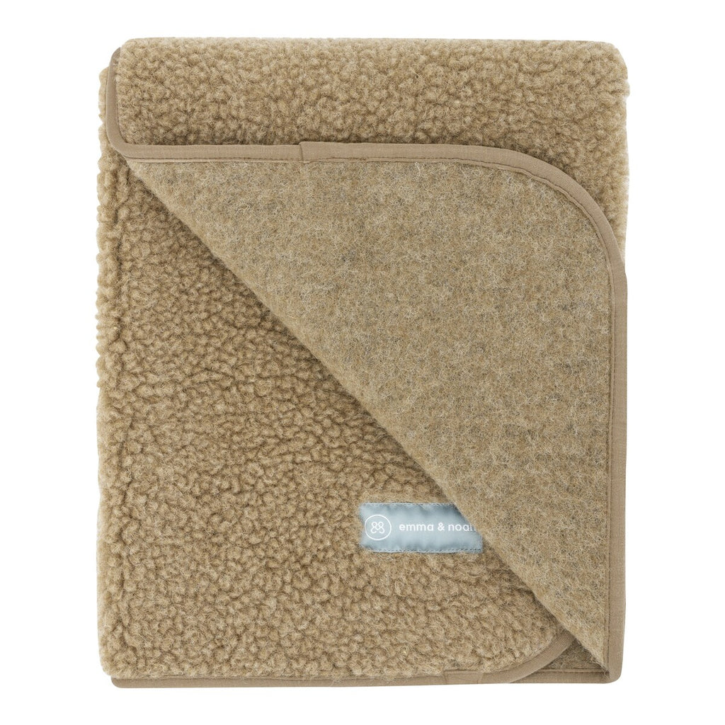 Babyteppe i merinoull-teddy 75x95 cm fra emma & noah foldet