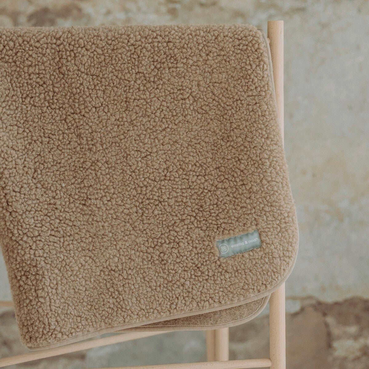 Babyteppe i merinoull-teddy 75x95 cm fra emma & noah i bruk