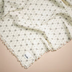 Babyteppe myk bomull 75x100 cm Monogram Oeko-Tex detalj av fransene