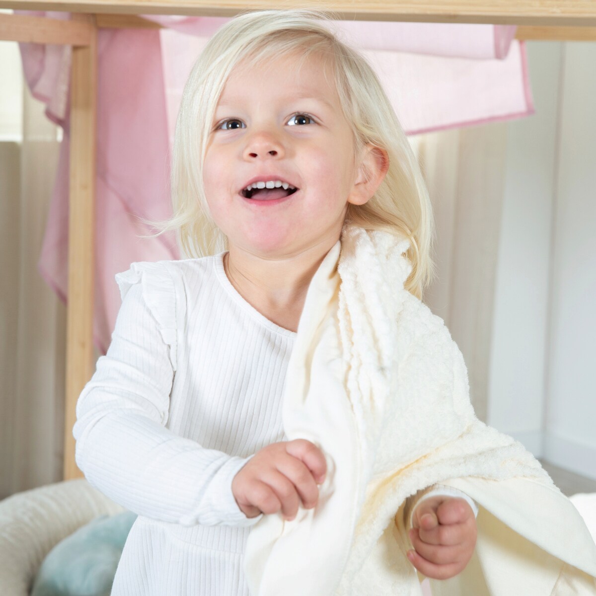 Montert Babyteppe Seashells oyster 80x80 cm - roba i barneseng