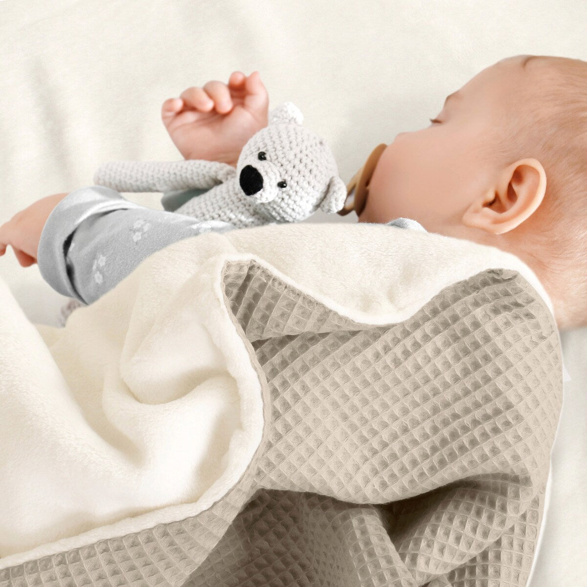 babyteppe vaffelpiqué og minky-fleece 75x100 cm detalj av vaffelpiqué