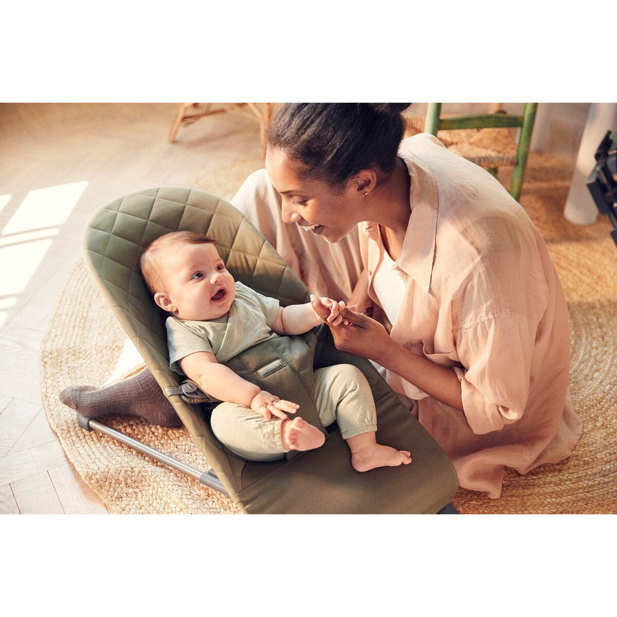 Babyvipp Bliss bomullsmiks montert i lekeposisjon