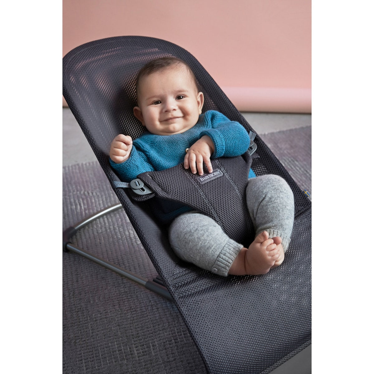 Babyvipp Bliss mesh med lekebøyle i bruk