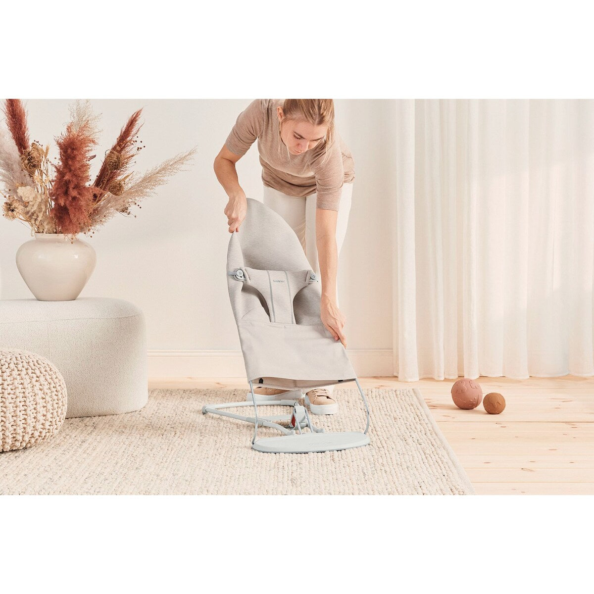 Nærbilde av justerbart sikkerhetssystem på Babyvipp Bouncer Bliss 3D Jersey