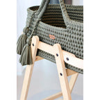 babyvugge moseskurv i tre og bomull treverk detalj