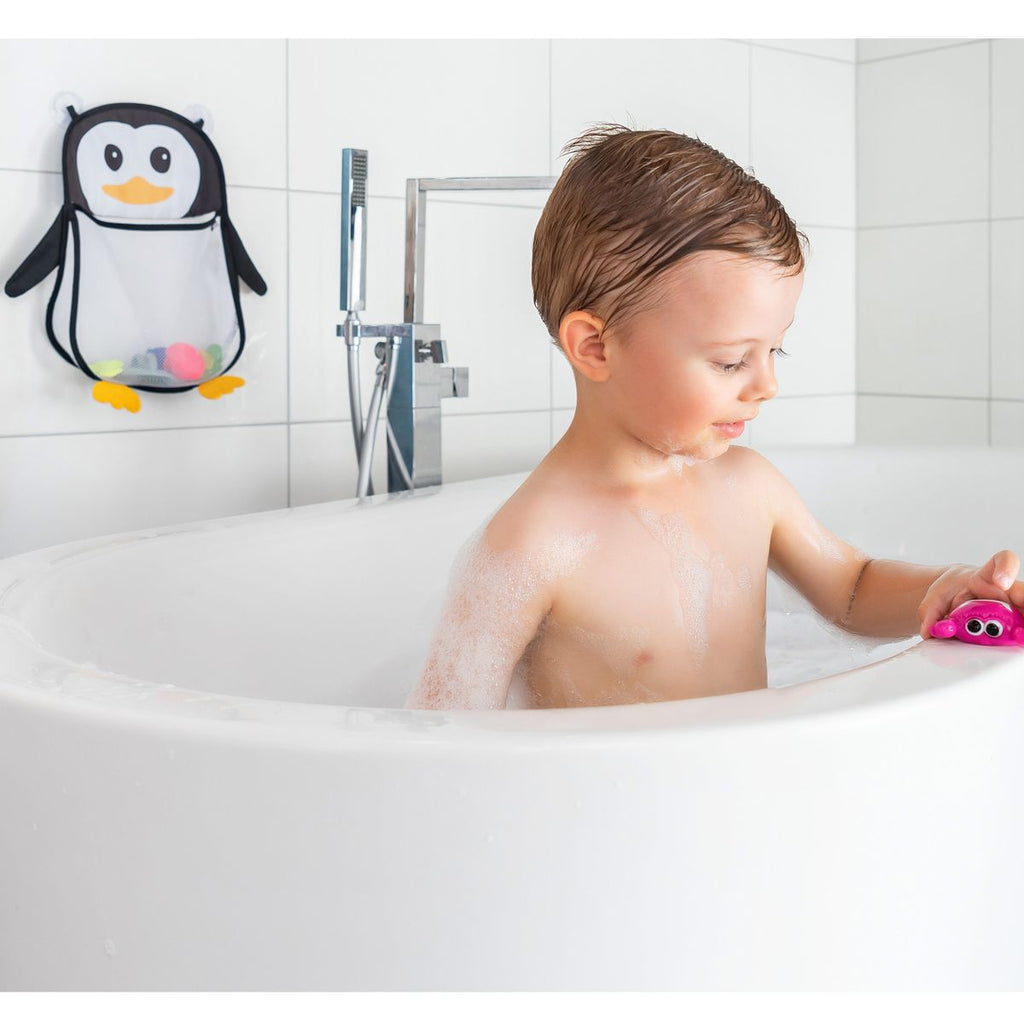Montert Badeleketøysnett med sugekopper MyHappyPingu på flisvegg