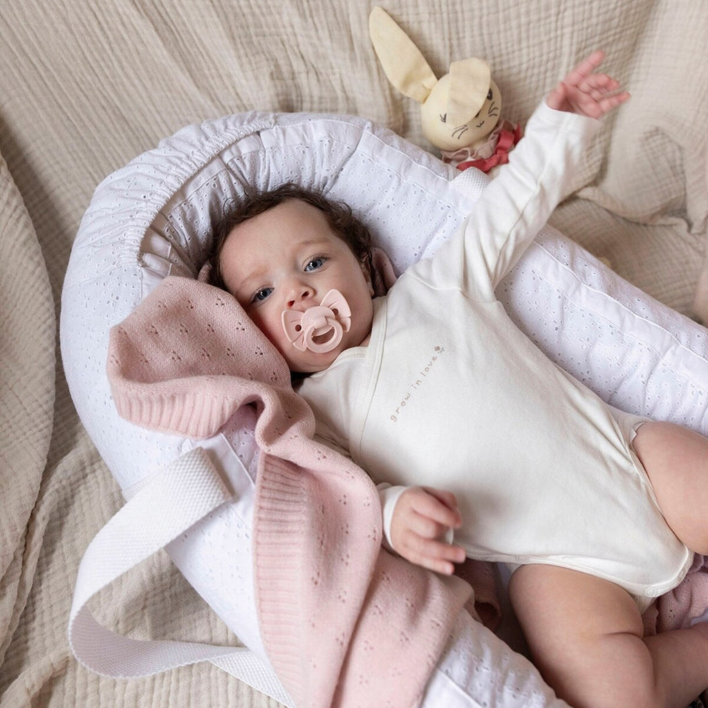 Bærbart babynest Embroidery Anglaise montert og klar til bruk