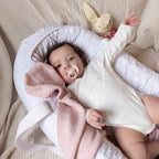 Bærbart babynest Embroidery Anglaise montert og klar til bruk