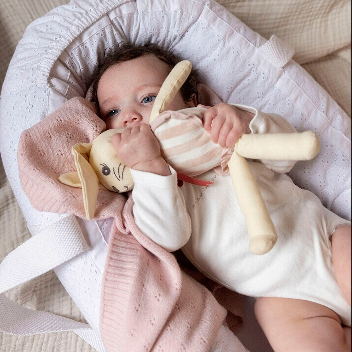 Nærbilde av søm og materiale på bærbart babynest Embroidery Anglaise