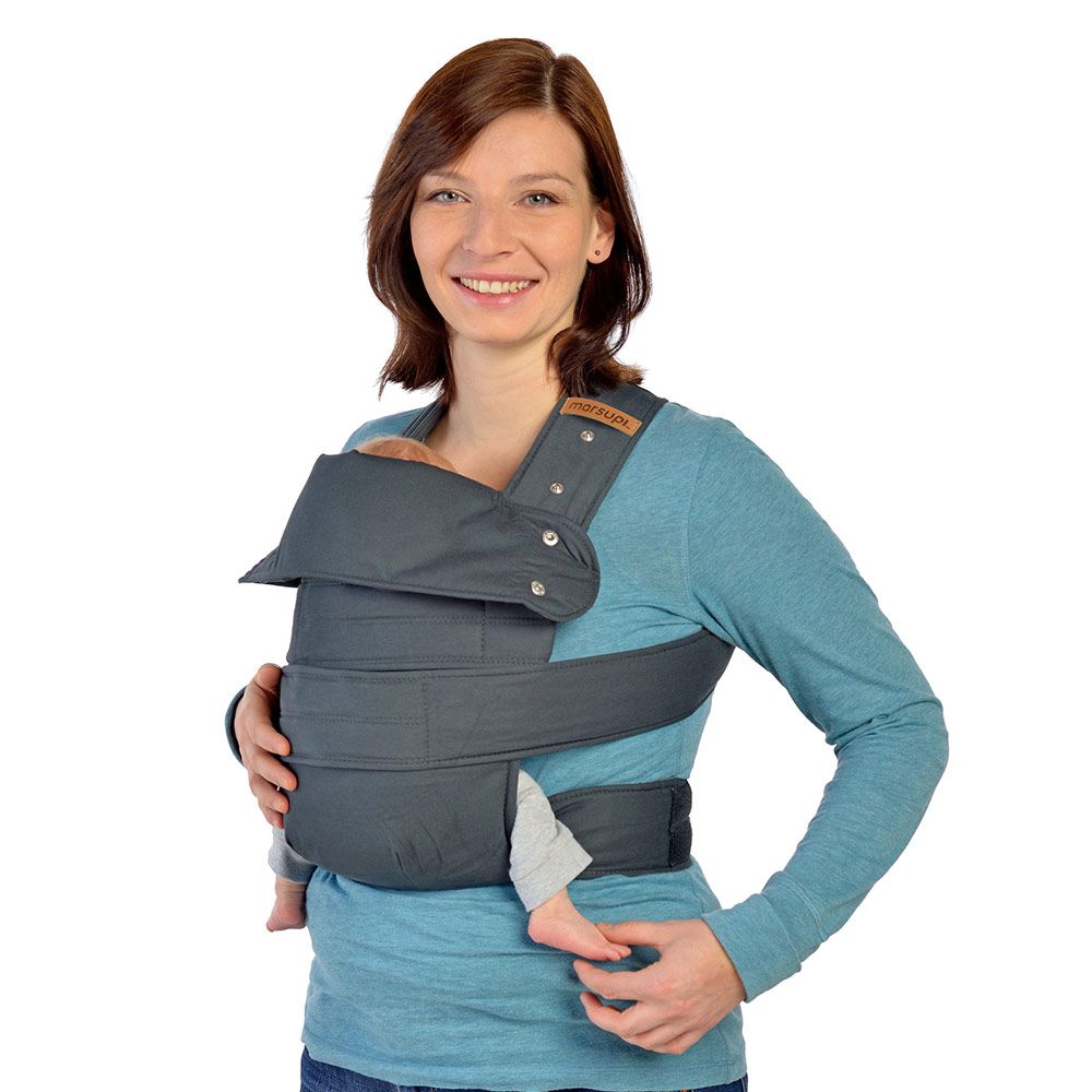 Bæresele Classic 2.0 L i økologisk bomull svart brukt utendørs