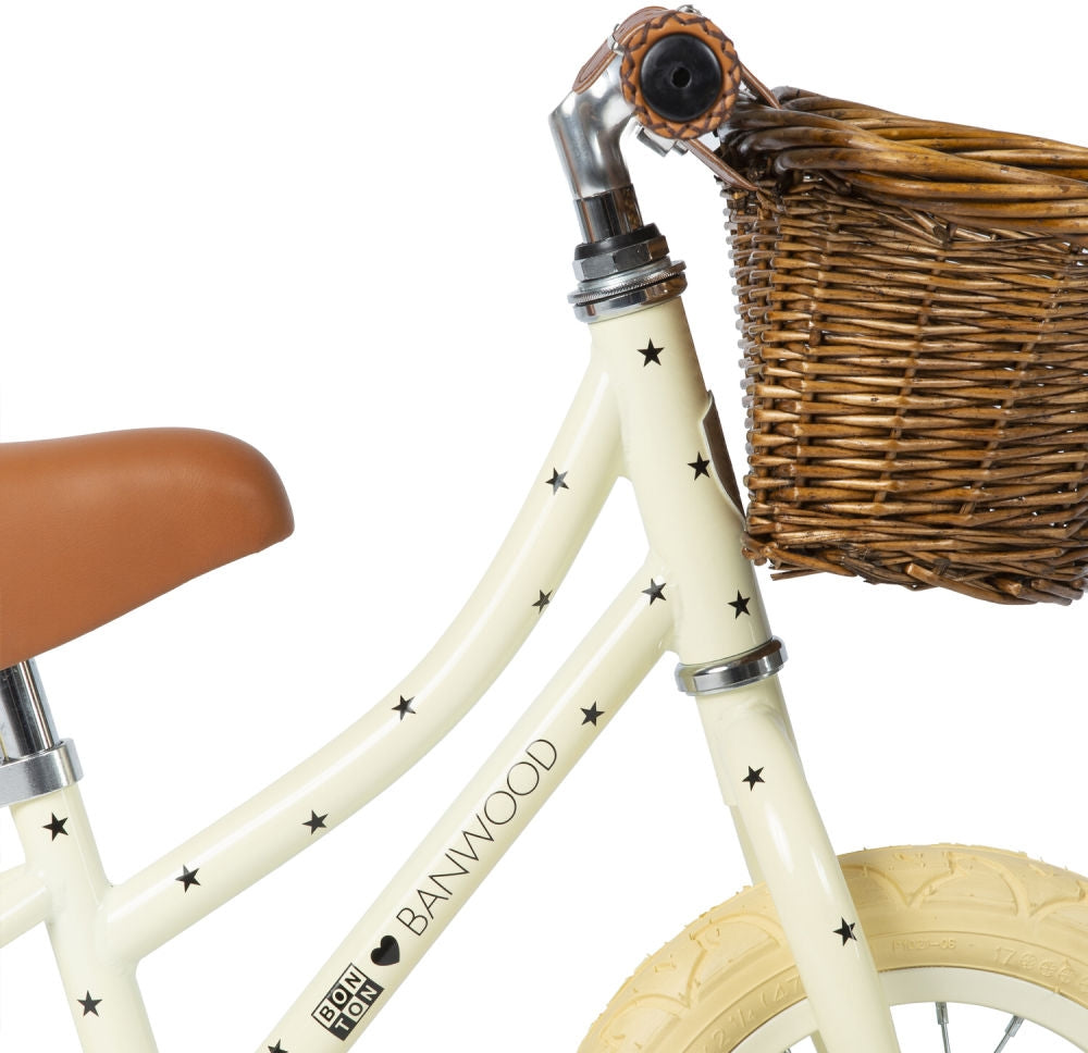 Montert Balanssykkel First Go Bonton R 12 tommer krem med kurv i bruk
