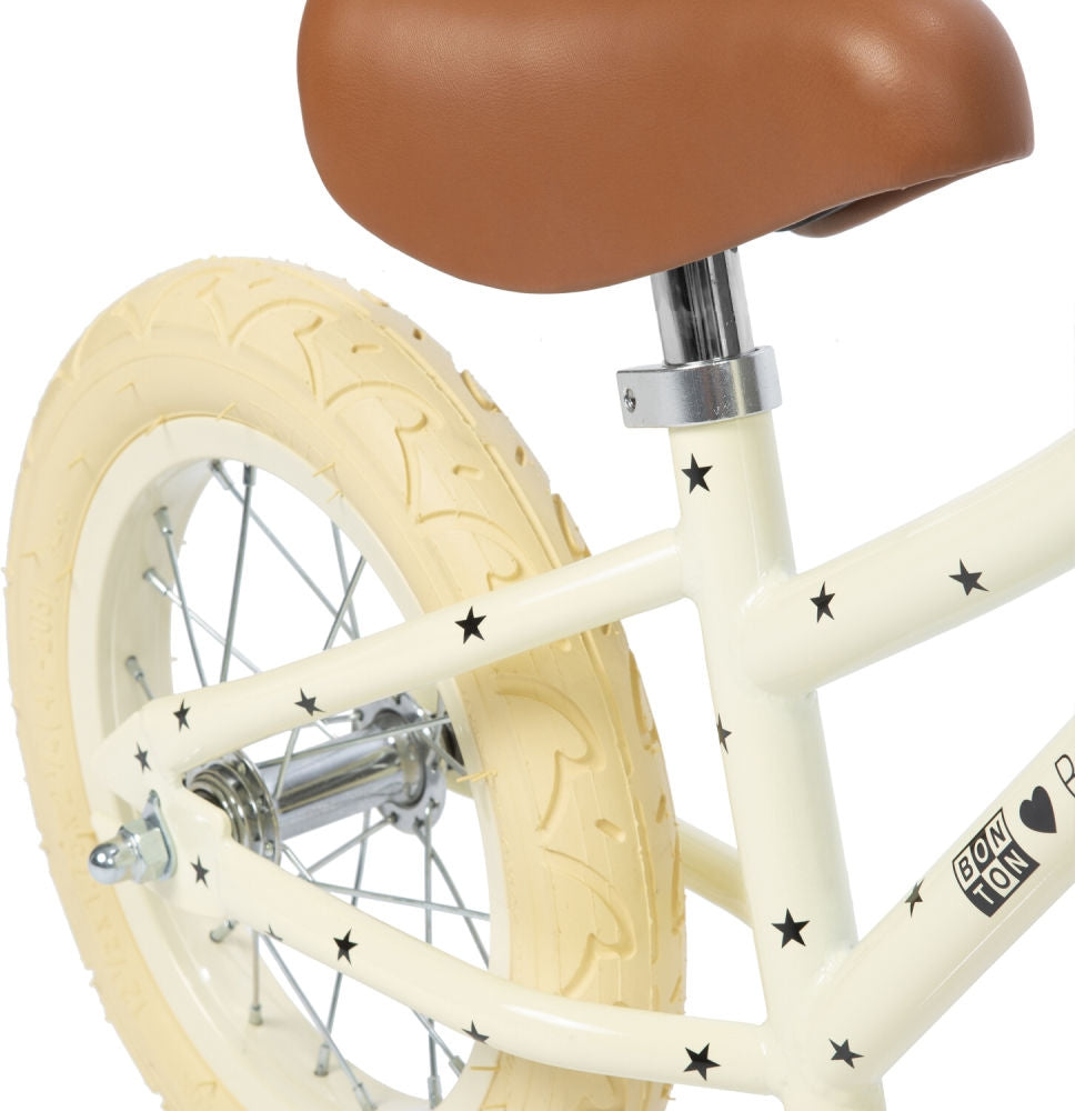 Nærbilde av sete på Balanssykkel First Go Bonton R 12 tommer krem med kurv
