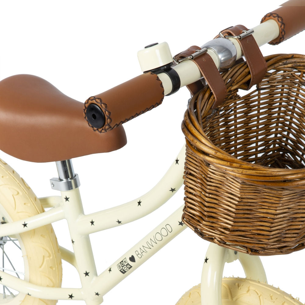 Detalj av styret på Balanssykkel First Go Bonton R 12 tommer krem med kurv