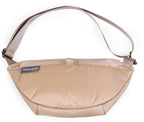 Banana Bag On the Go quiltet hofteveske beige - Childhome montert på hofte