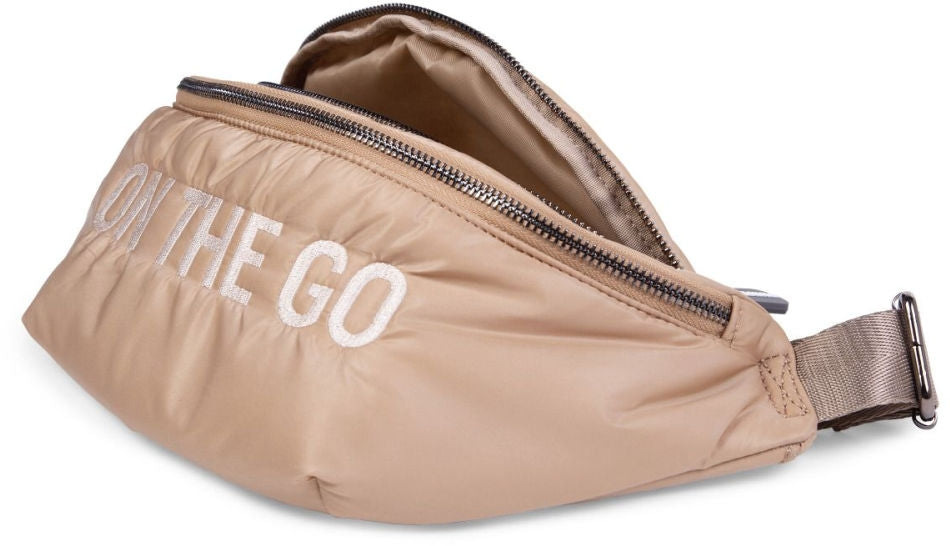 Nærbilde av stoff og glidelås på Banana Bag On the Go quiltet hofteveske beige - Childhome