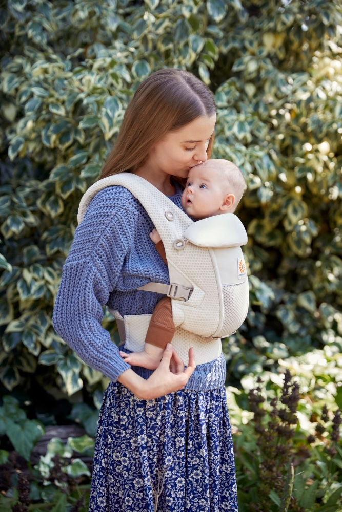 Montert Bæresele Adapt SoftFlex Mesh Natural Beige med barn