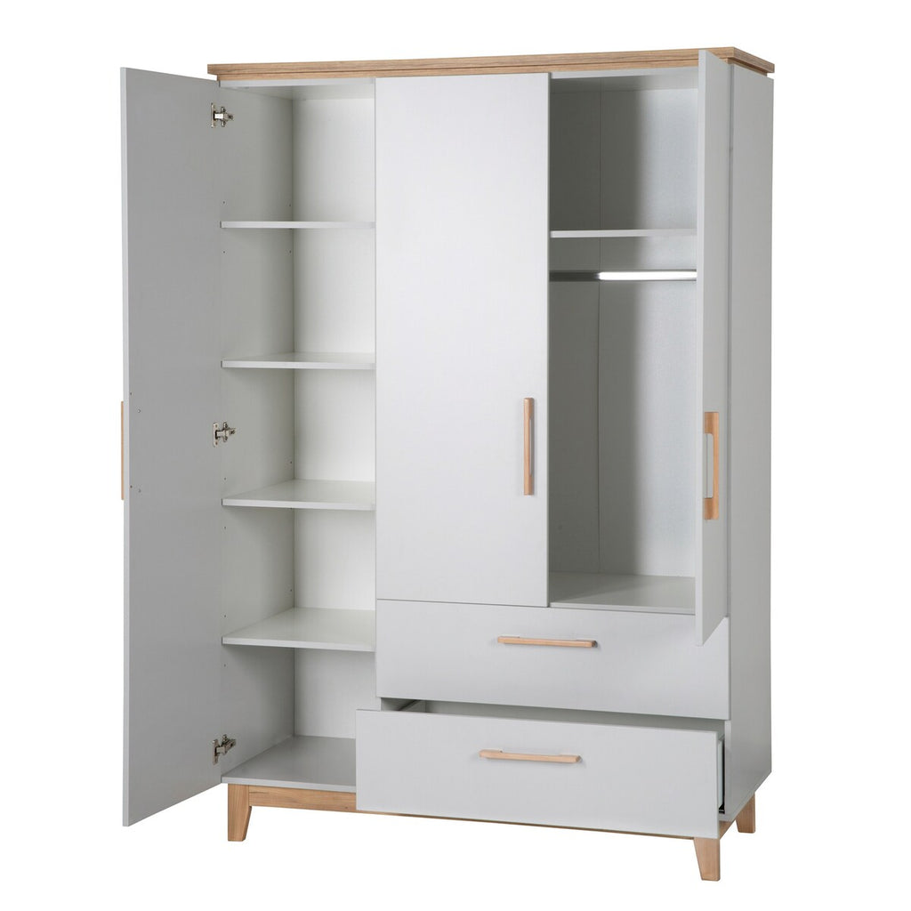 Detalj av massivtrehåndtak på Barnegarderobe 3 dører Caro