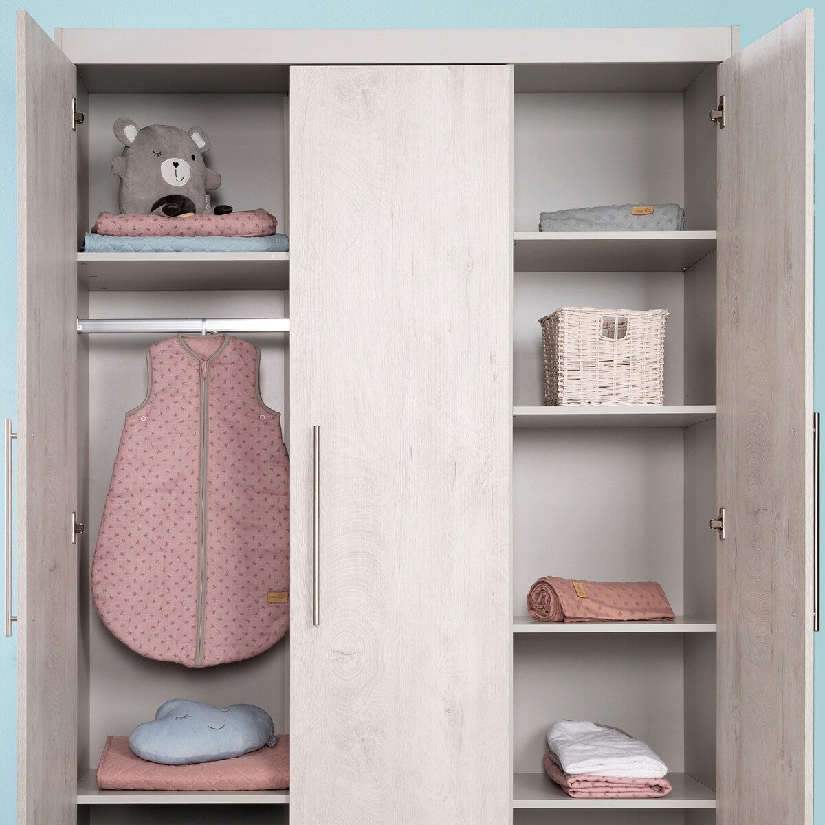 Montert Barnegarderobe 3 dører Maren 2 med soft close i barnerom