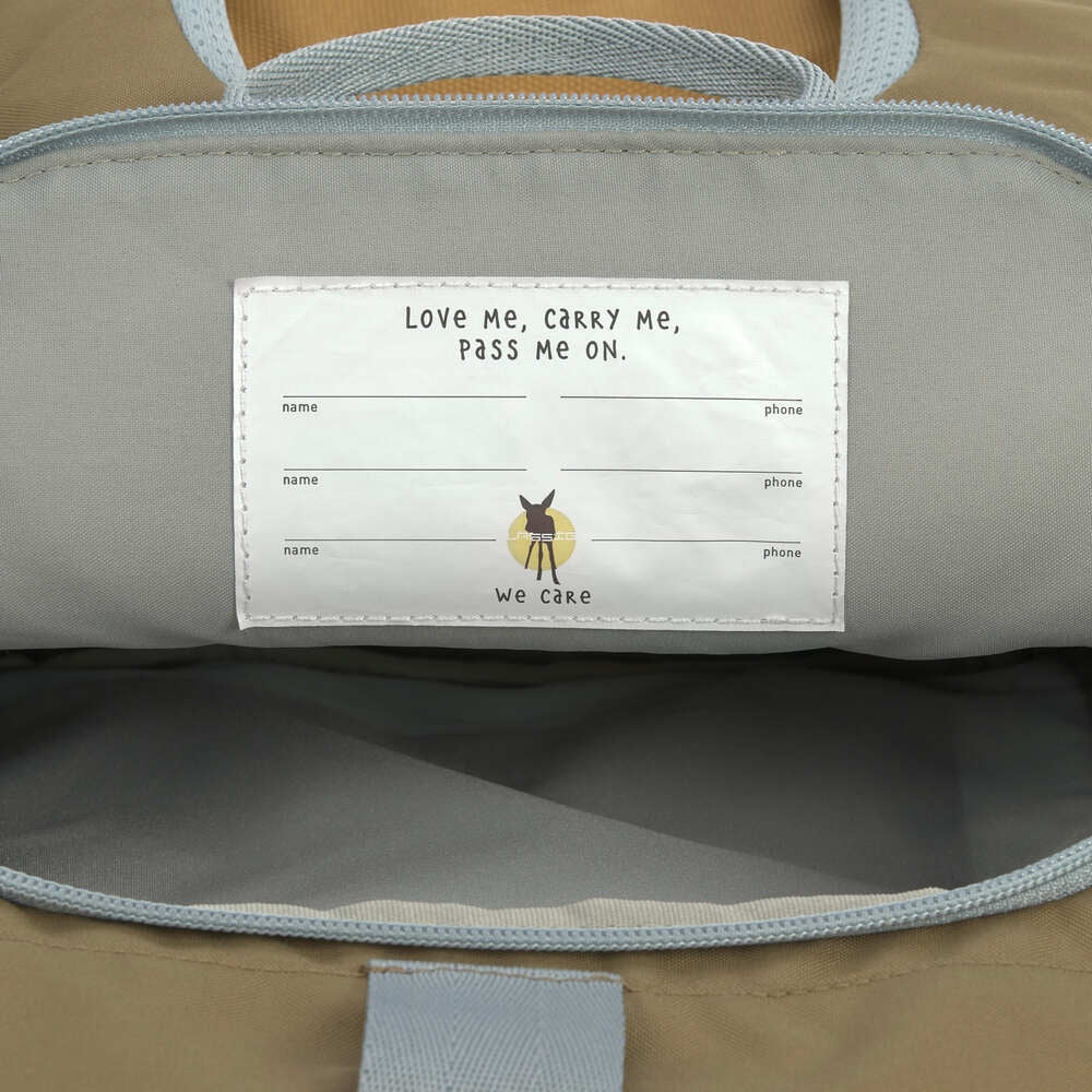 Detalj av karabinkrok på Barnehageryggsekk rolltop Nature light blue