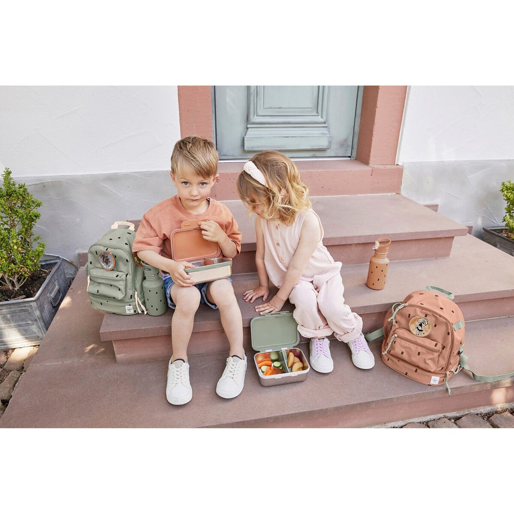 Montert Barnehagesekk Mini Backpack Happy Prints med brystrem i bruk