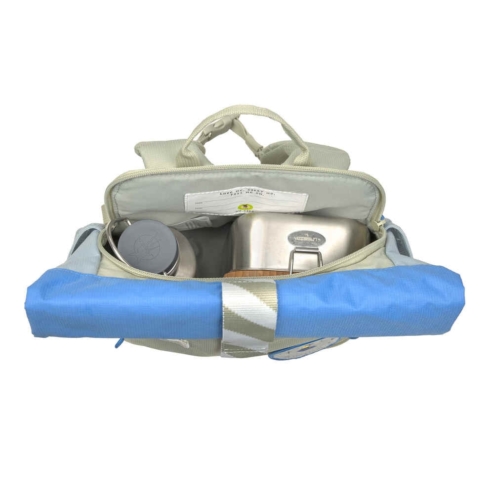 Nærbilde av skulderstropp på Barnehagesekk Rolltop Sunny Explorer fra 3 år