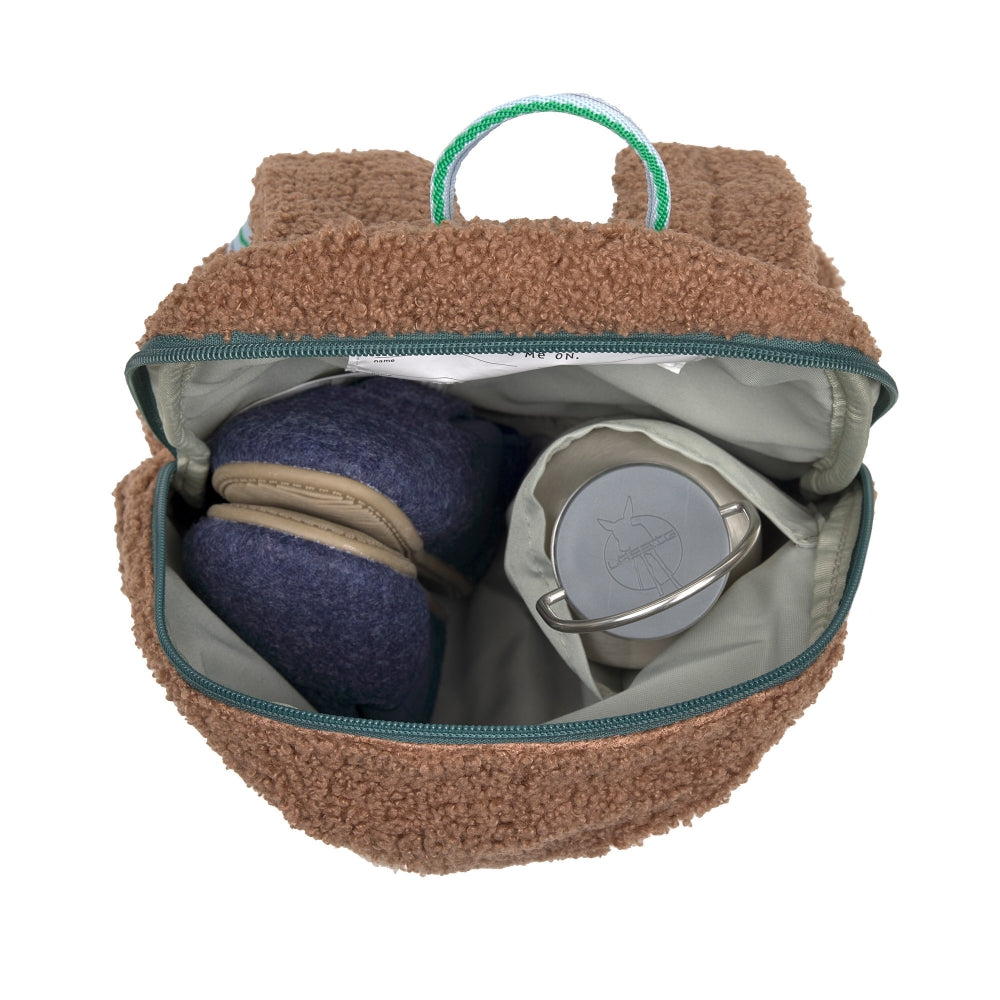 Nærbilde av hundedesign på Barnehagesekk Tiny Team Hund 3,5 l