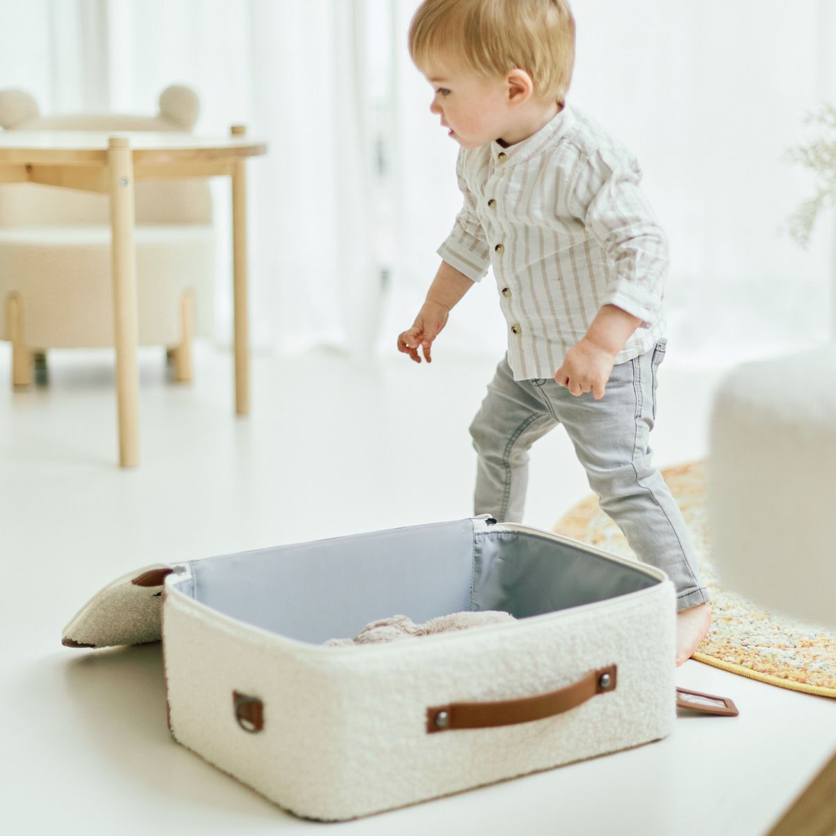 Barnekoffert Mini Traveller i teddystoff med bærestropp med bærestropp