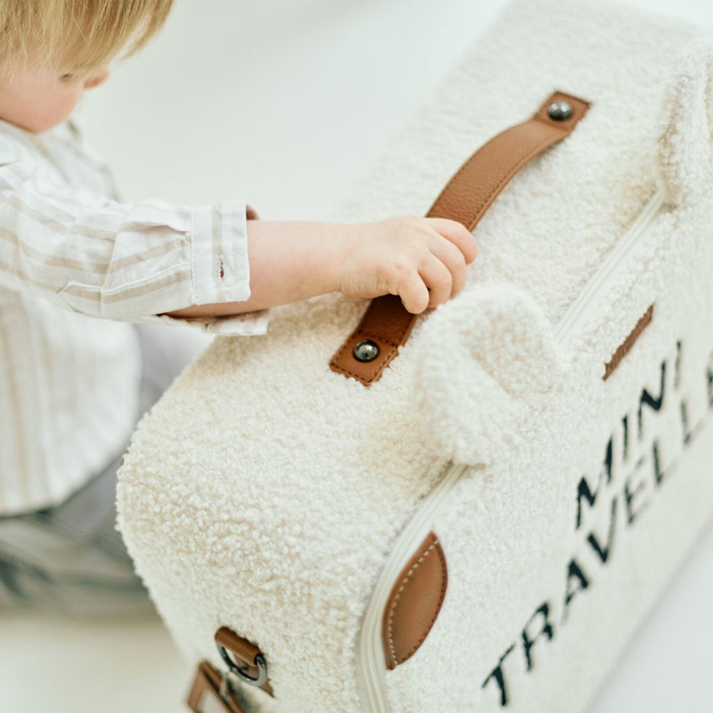 Barnekoffert Mini Traveller i teddystoff med bærestropp med navneetikett