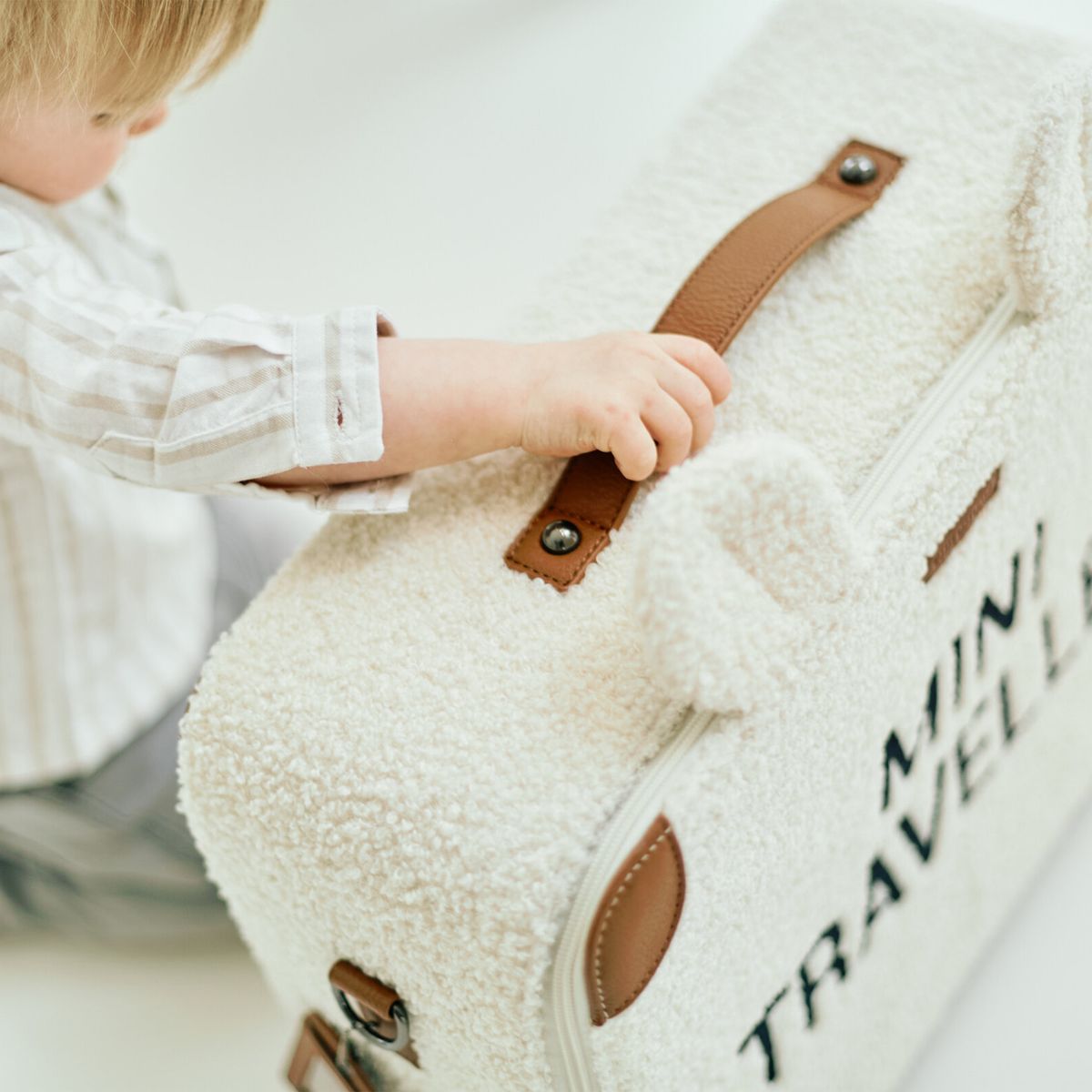Barnekoffert Mini Traveller i teddystoff med bærestropp med navneetikett