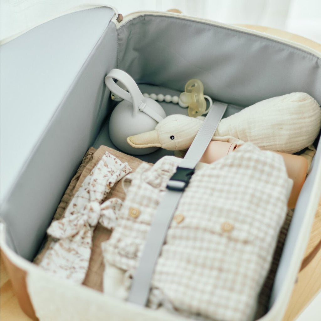 Barnekoffert Mini Traveller i teddystoff med bærestropp pakkemuligheter
