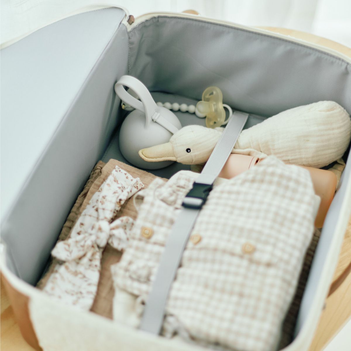 Barnekoffert Mini Traveller i teddystoff med bærestropp pakkemuligheter