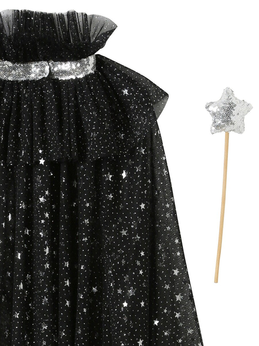 Detalj av glitterkappe på Barnekostyme med glitterkappe og tryllestav i tyll